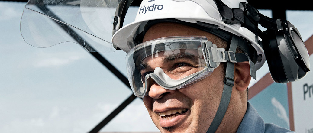Hydro-ansatt med hjelm