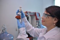 Pesquisadora no laboratório