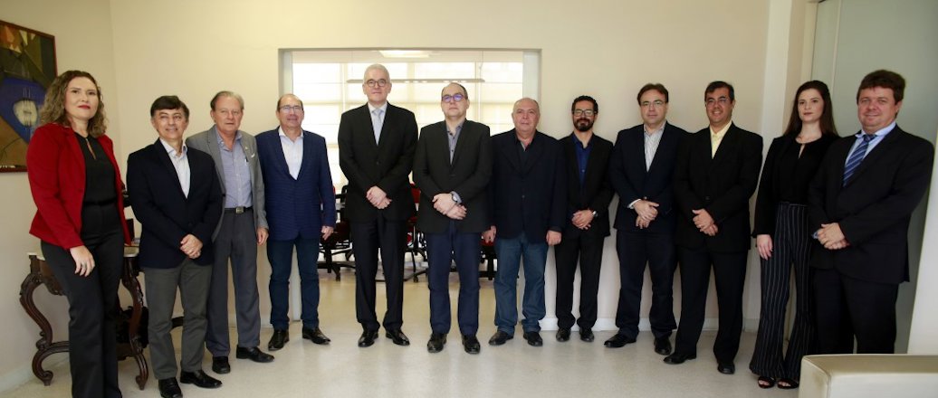 Representatives from Hydro and UFPA at the signing of the agreement.