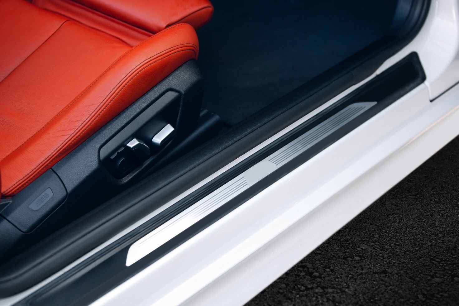 Ekstruderte aluminiumskomponenter til karmer i biler