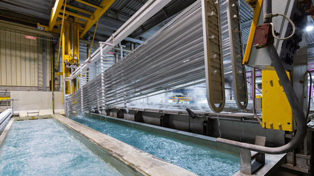 Anodiseren van aluminium profielen