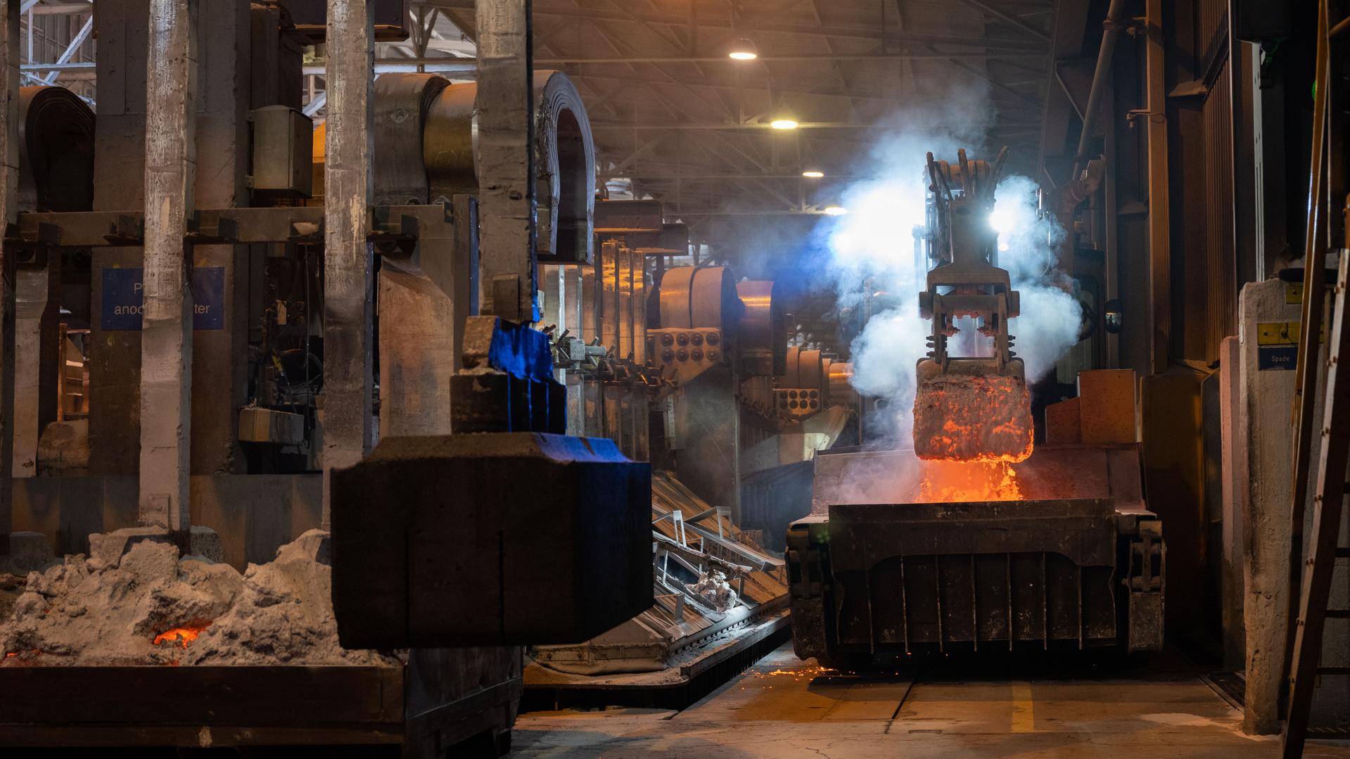 Changing carbon anodes at the Årdal primary plant