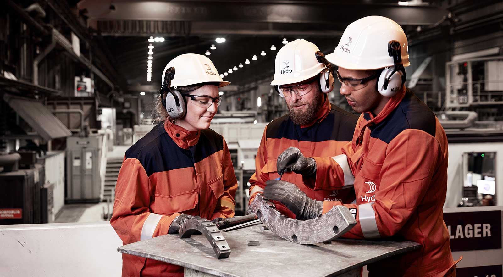 Drei Hydro-Mitarbeiter in Karmøy, Norwegen