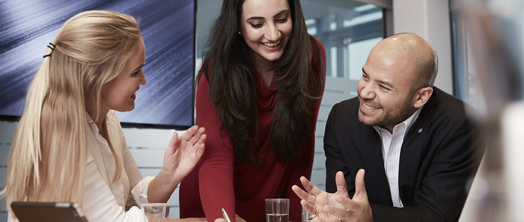 Hydro Mitarbeiter sprechen gemeinsam