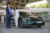 Eivind Kallevik, President and CEO of Hydro and Barbara Frenkel, Executive Board Member for Procurement at Porsche AG.