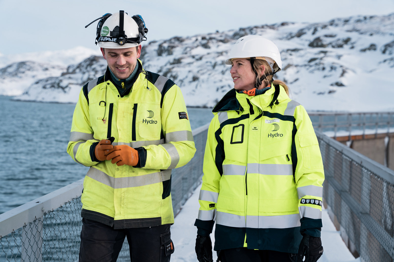 Illvatn is part of a larger hydropower initiative in Hydro Energy. Kristen Johannes Rockland Aarethun (left), Head of Technical Support & Projects, Operation & Maintenance Support in Sogn, and Eve Cathrin Walseth, Project Manager, representing the project team. (Photo: Narrativ/Hydro)