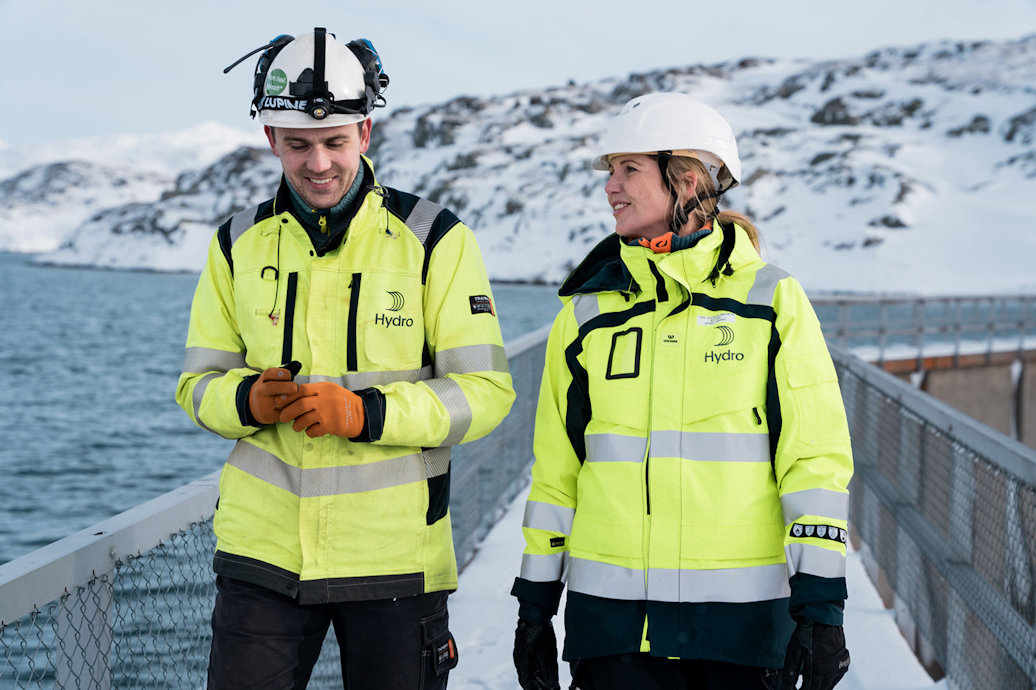 Illvatn is part of a larger hydropower initiative in Hydro Energy. Kristen Johannes Rockland Aarethun (left), Head of Technical Support & Projects, Operation & Maintenance Support in Sogn, and Eve Cathrin Walseth, Project Manager, representing the project team. (Photo: Narrativ/Hydro)