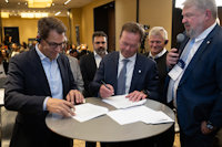 Gunnar Güthenke, Head of Procurement and Supplier Quality at Mercedes-Benz Cars, and Eivind Kallevik, President and CEO of Hydro, signed the partnership at Climate Week 2024 in New York. (Photo: Halvor Molland/Hydro)