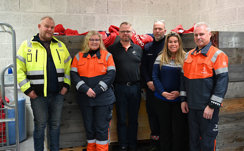 Many have contributed to the project locally in Årdal. From left: Jens Vidar Sunde (Sunde Resirk), Hanne Hoel Pedersen (HSE manager, Hydro Årdal), Glenn Vie (operations manager, Sogn Vekst), Geir Fredheim (head of emergency response at Hydro Årdal), Veronica Øyre (managing director, Sogn Vekst) and Eidar Flugheim (area manager for the service department and responsible for workwear handling at Hydro Årdal).