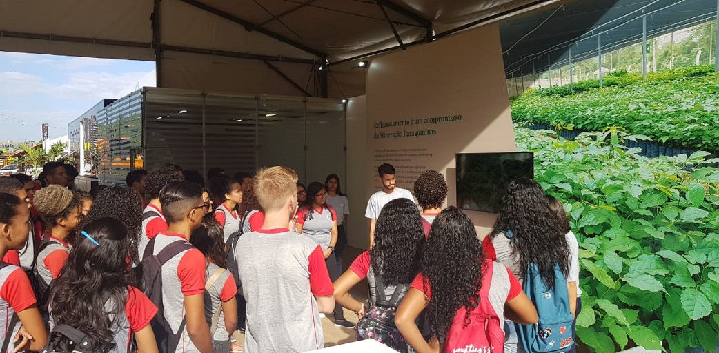 Estudantes participam das ações educativas no estande da Hydro (Foto: Yuri Lifschiitz)