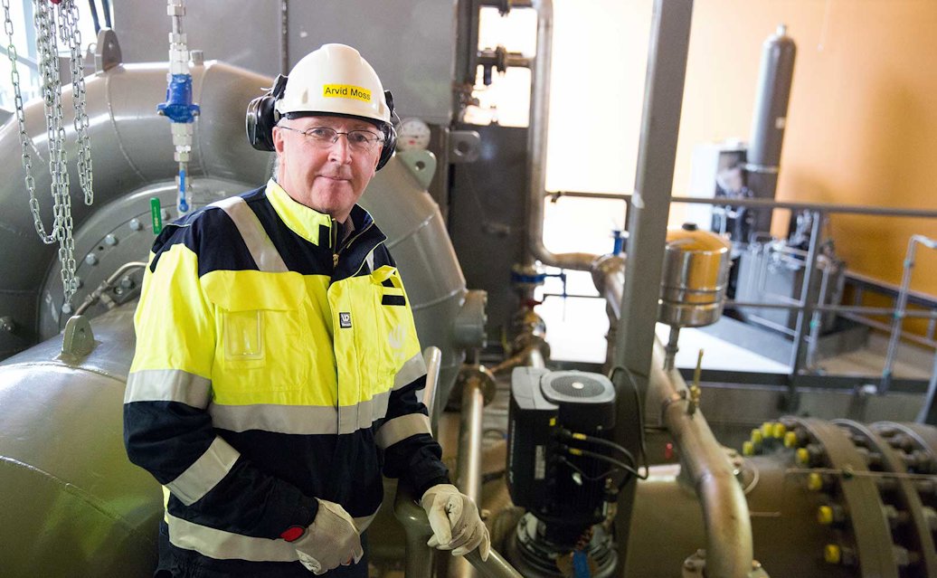 Konserndirektør Arvid Moss i besøk på Midtlægre kraftstasjon.