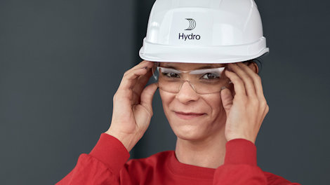 a person wearing a white hat and glasses