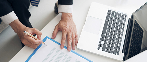 Mão assinando um contrato