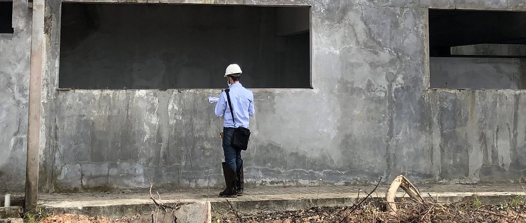 Profissional avaliando a estrutura predial da Escola, em Barcarena.