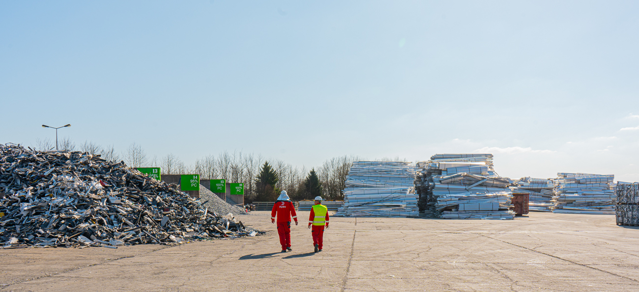 Steve and his colleague Kamil Kutlu out in the scrapyard in Clervaux. Photo: Herman Skjølsvik.