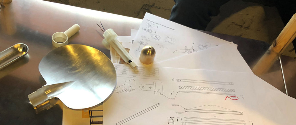 Aluminiumtisch mit technischen Zeichnungen