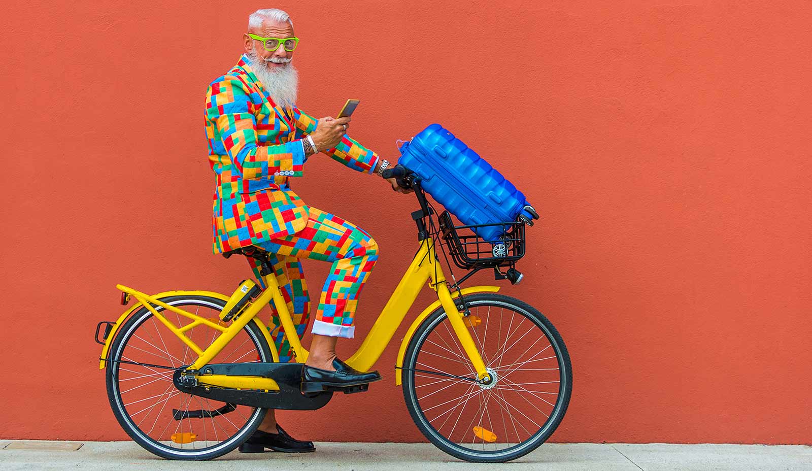 Mann på gul sykkel